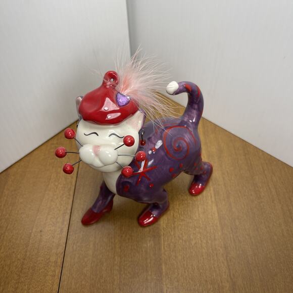 Amy Lacombe Cat Figurine Vintage Purple & Red Feather Hat 2004 Whimsiclay - Picture 2 of 8